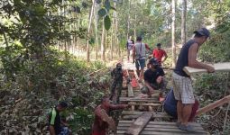 Bersama Warga, Prajurit Satgas Yonif 642 Perbaiki Jembatan yang Rusak Akibat Banjir - JPNN.com