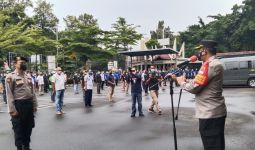 Siap! Bripka Winarso Berdiri Gagah di Depan Kombes Azis Andriansyah - JPNN.com