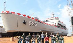 Kementerian Pertahanan Luncurkan KRI Teluk Weda, Kapal Angkut Tank Produksi Dalam Negeri - JPNN.com