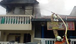 Alhamdulillah, Nenek Sinah Selamat dari Kebakaran Rumah di Ciracas - JPNN.com