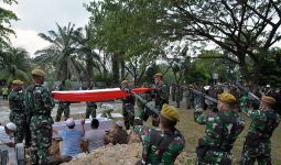 Prajurit TNI Korban MIT Dimakamkan dengan Upacara Militer di Pekanbaru - JPNN.com