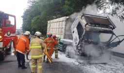 Truk Pengangkut Batu Bara Ludes Terbakar di Tol Lingkar Luar, Ini Penyebabnya - JPNN.com