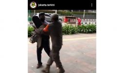 Video Viral, Satpol PP Merebut Skateboard 2 Pemuda di Bundaran HI - JPNN.com