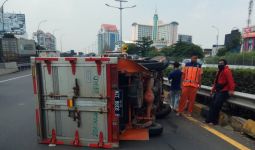 Mobil Boks Terguling di Tol Dalam Kota, Ini Penyebabnya - JPNN.com
