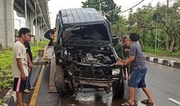 Diduga Pecah Ban, Taft Hantam Tiang LRT, Lihat Kondisinya - JPNN.com