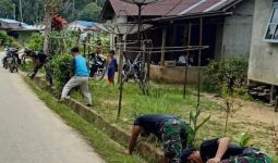 Keren, Satgas Pamtas Yonif 642 Bersihkan Jalan Desa Bersama Warga - JPNN.com