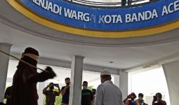 Tertangkap Basah Berbuat Mesum, Oknum PNS Kena Cambuk 18 Kali - JPNN.com