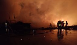 Kebakaran Hebat di Bekasi, Sembilan Mobil Damkar Dikerahkan Padamkan Api - JPNN.com
