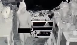 Pencuri Ini Cuma Pakai Celana Saat Beraksi, Tetap Saja Terekam CCTV - JPNN.com