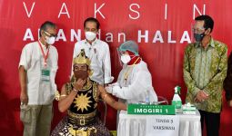 Lihat Nih, Jokowi Saksikan Gatot Kaca Disuntik Vaksin - JPNN.com