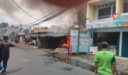 Lihat Nih, Warung Tongseng di Cilandak Hangus Dilalap Api - JPNN.com
