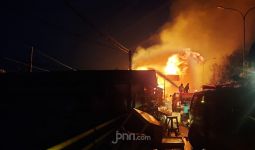 Kebakaran Hebat di Bekasi, Akses Jalur Pantura Ditutup Sementara - JPNN.com