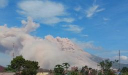 Dahsyat, Gunung Sinabung 2 Kali Erupsi, Luncurkan Awan Panas Guguran 3.000 Meter - JPNN.com
