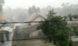 Pamekasan Dilanda Hujan Deras dan Angin Kencang, Petugas BPBD Siaga - JPNN.com