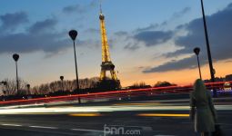 Paris Tangisi Kepergian Ratu Elizabeth II, Menara Eiffel Gelap Gulita - JPNN.com