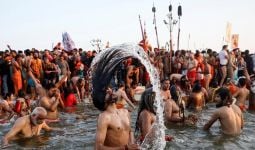 Ribuan Umat Hindu Mencebur ke Sungai Gangga, Ada yang Bawa Pedang dan Trisula - JPNN.com