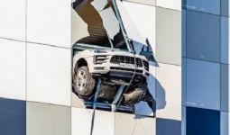 Mobil Mewah Ini Nyaris Terjun Bebas dari Gedung Parkir, Bikin Merinding  - JPNN.com