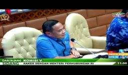 Legislator Berbaju Biru Ucapkan Selamat kepada Jhoni Allen saat Rapat di DPR - JPNN.com