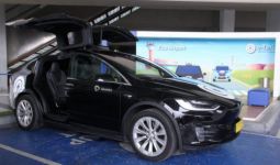 Canggih! Bandara Soetta Punya Taksi Listrik Tesla, Siap Antar Pelanggan - JPNN.com