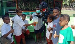 Prajurit TNI Bagikan Minuman Sehat Bergizi Untuk Anak-Anak Papua - JPNN.com