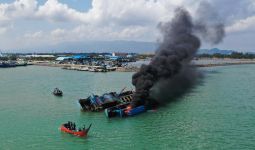 Kejaksaan Musnahkan 2 Kapal Malaysia yang Terlibat Kasus Penangkapan Ikan Ilegal di Aceh - JPNN.com