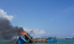 Lihat, Kapal Pencuri Ikan Berbendera Malaysia Ditenggelamkan, Dua Sekaligus - JPNN.com