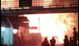 Kebakaran Hebat di Pulogadung, Kontrakan 50 Pintu, 6 Rumah, dan 10 Motor Ludes Terbakar - JPNN.com