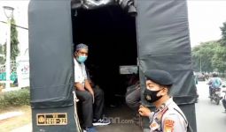 11 Pendukung Habib Rizieq di Depan PN Jaktim Diamankan Polisi - JPNN.com