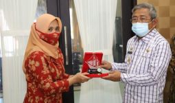 Dharma Wanita Kemnaker Salurkan Bantuan Korban Gempa di Mamuju - JPNN.com