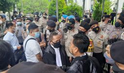 Pendukung Habib Rizieq Sudah Berkumpul, Pengacara Tak Bisa Masuk, Ada Neno Warisman - JPNN.com