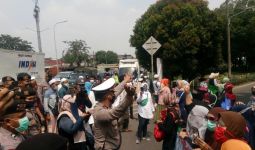 Polisi Menghalau Ibu-Ibu Pendukung Habib Rizieq - JPNN.com