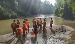 Motor Masuk Jurang, Ibu Hilang, Anak Selamat Menggantung di Akar Pohon - JPNN.com