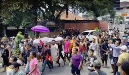 Ratusan Massa Mengiringi Jenazah HBGS, Aktivitas Manokwari Sempat Lumpuh - JPNN.com