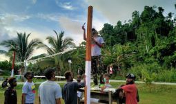 Keren, Personel TNI Membangun Sarana Olahraga di Papua - JPNN.com