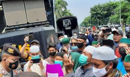 Situasi di PN Jaktim Sempat Memanas, Sejumlah Pendukung Habib Rizieq Diamankan - JPNN.com