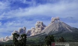 Erupsi Lagi, Gunung Sinabung Luncurkan Awan Panas dengan Jarak 1.000 Meter - JPNN.com
