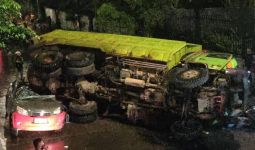 Truk Terjun Bebas dari Flyover Slipi, Menimpa Mobil, Lihat Nih Fotonya - JPNN.com