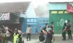 Ledakan Terjadi di Lokasi Penangkapan Seorang Terduga Teroris di Bekasi, Warga Berlarian - JPNN.com