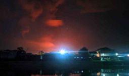 Kilang Minyak Balongan Terbakar, Kobaran Api Terlihat dari Jarak 5 Km - JPNN.com