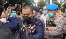 Kuasa Hukum Habib Rizieq Diadang Polisi, Terlibat Adu Mulut dan Nyaris Bentrok - JPNN.com