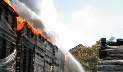 Gudang Palet Plastik di Margomulyo Surabaya Terbakar, di Dalam Ada 30 Karyawan - JPNN.com