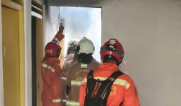 Detik-detik Kebakaran Rumah di Rawamangun, Guntur dan Enok Alami Luka Bakar - JPNN.com
