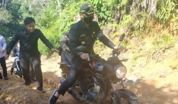 Pak Bupati Jatuh dari Sepeda Motor, Tetap Semangat! - JPNN.com