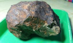 Batu Meteorit yang Jatuh Menimpa Rumah Warga Lamteng Terjual dengan Harga Fantastis - JPNN.com