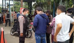 Polisi Bersenjata Laras Panjang Berjaga di Depan Polda Metro Jaya, Semua Orang yang Masuk Digeledah - JPNN.com