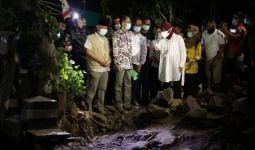 Mensos Tri Rismaharini Turun Langsung ke Lokasi Jembatan Putus di Magetan - JPNN.com