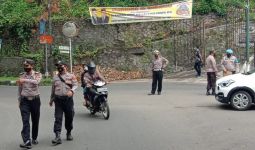 Akses Menuju Tempat Wisata Pelabuhan Ratu Disekat Polisi - JPNN.com