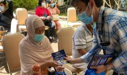 Menkes Budi Dorong Percepatan Vaksinasi Lansia di Jawa Barat - JPNN.com
