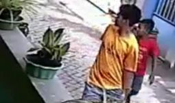 Pria Berkaus Kuning Ini Berbuat Jahat Mengajak Bocah, Terekam CCTV, Siap-Siap Saja - JPNN.com