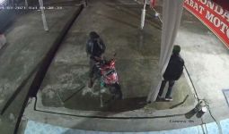 Terekam CCTV, Kawanan Pencuri Gasak Blower AC, Nih Orangnya - JPNN.com